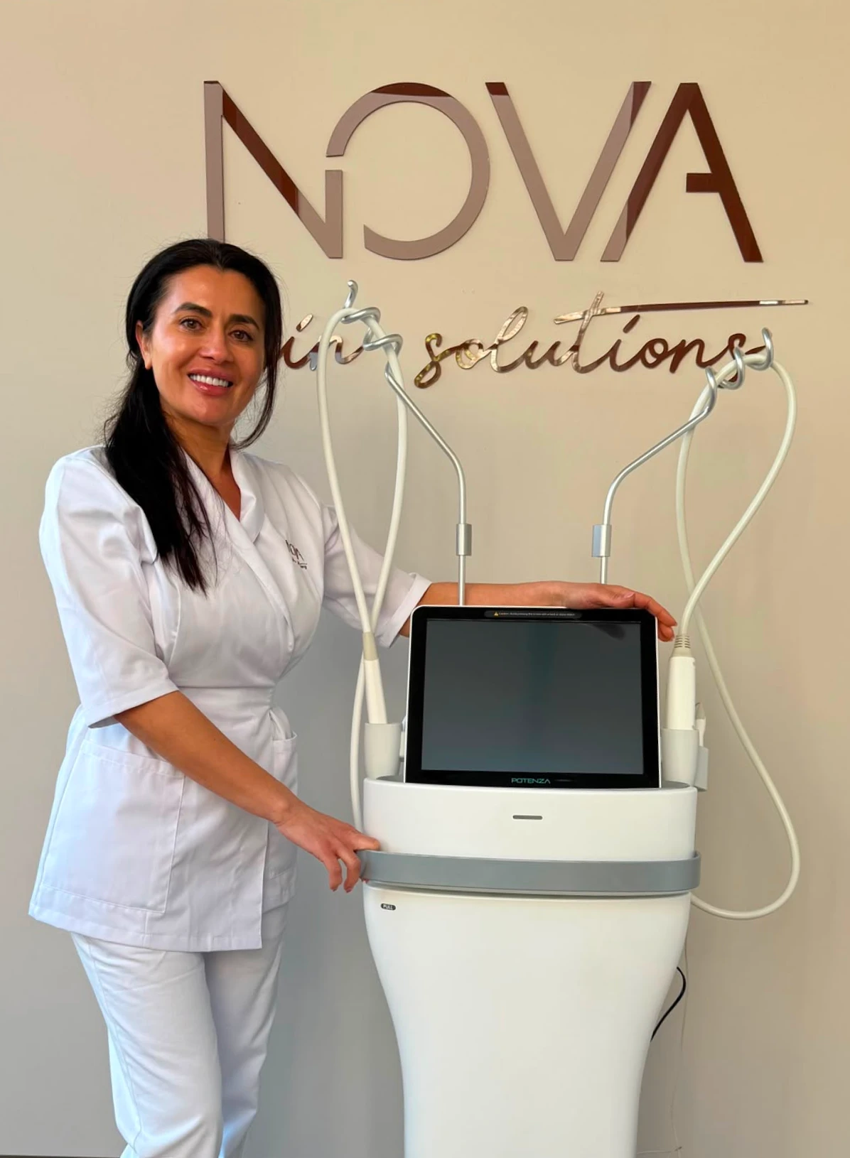 Vera van Nova Skin Professionals naast het Potenza-apparaat